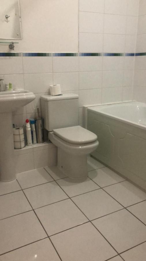 Lovely 2 Bedroom 2 Baths Flat With Free Parking Basingstoke Exterior foto